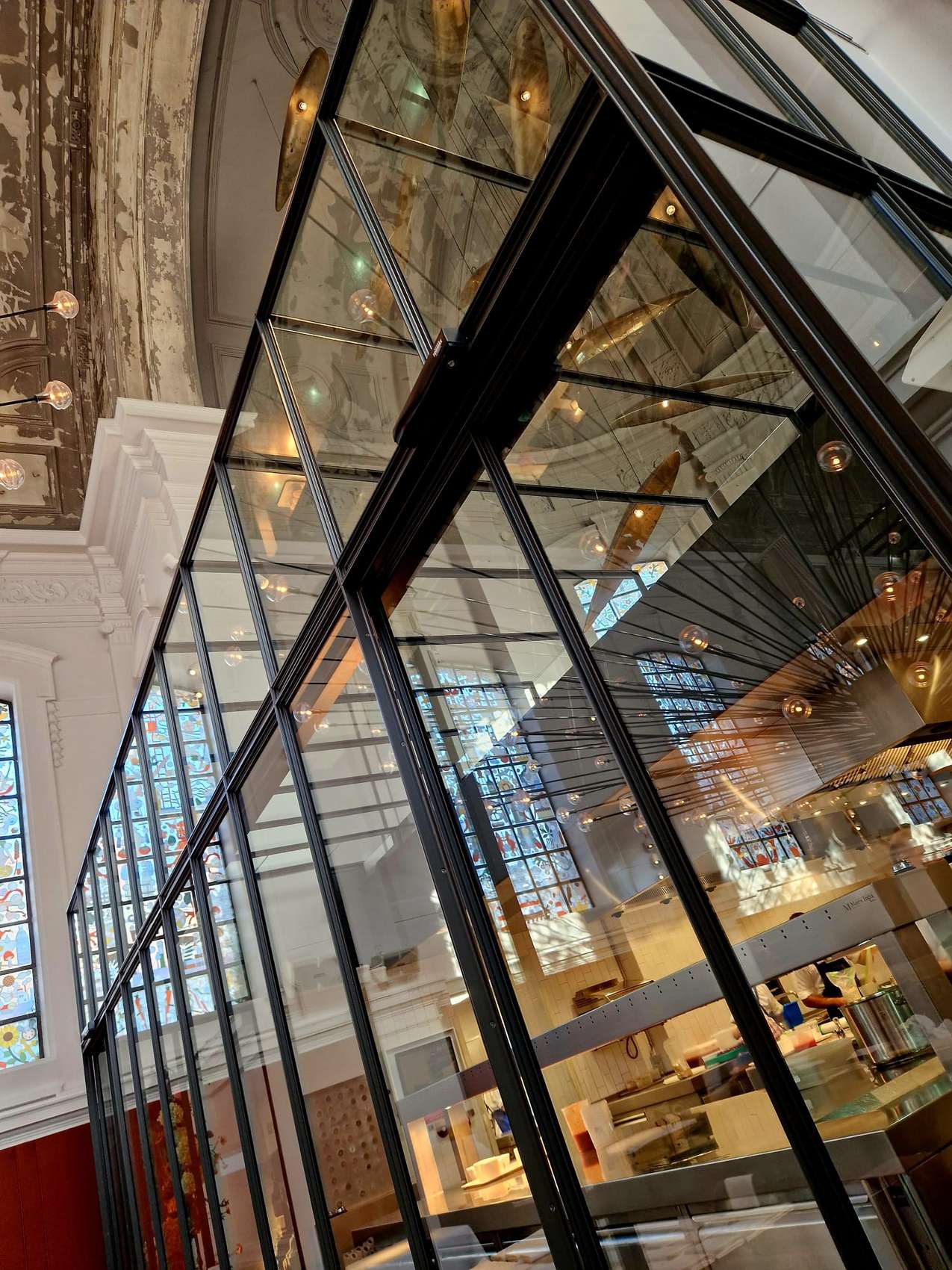 Glazen wand in een restaurant, gezien van onderaf
